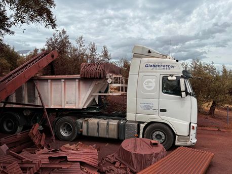 camión trasportando materiales de construcción 